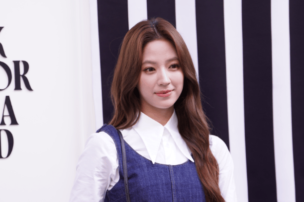 周翊然李卿帅气亮相 欧阳娣娣甜美分享新歌计划