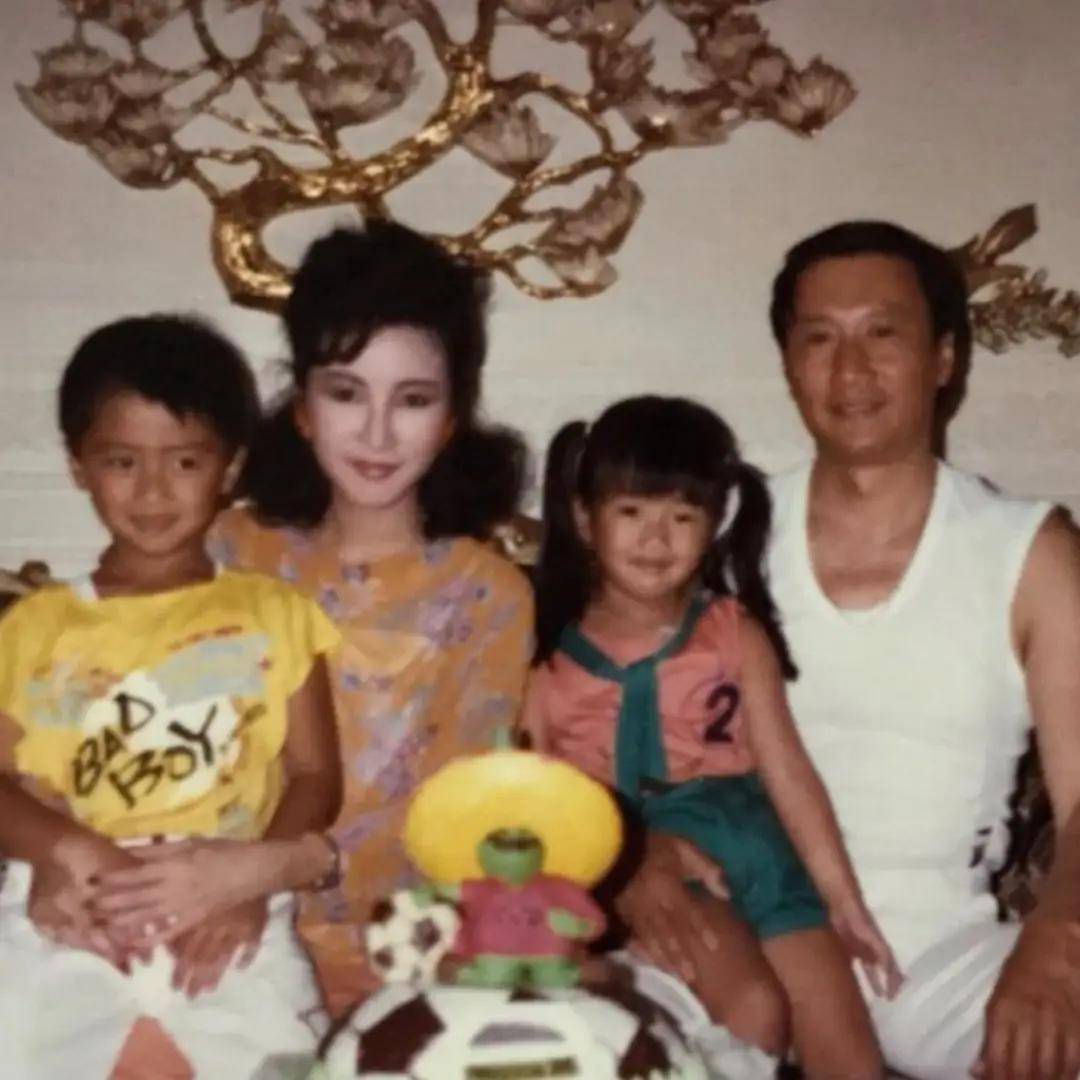 狄波拉與謝賢婚後為愛退出娛樂圈，專心湊大謝霆鋒及謝婷婷。（資料圖片）