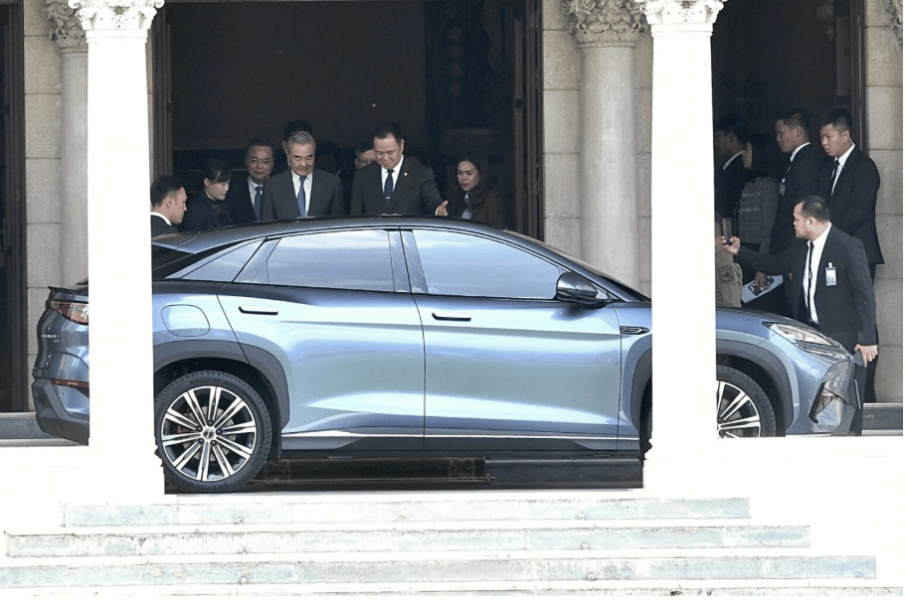 泰国总理向中国外交部长介绍自己的比亚迪电动汽车