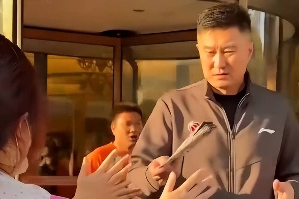 CBA猛料！辽粤历史首次无缘最佳阵容，杜锋向球迷赠票，徐昕荣获最具进步奖