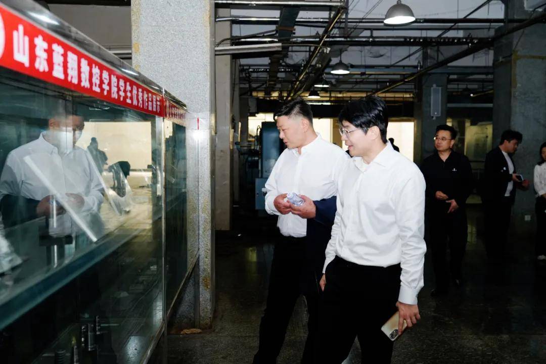 成都市新津区委组织部副部长、区人社局党组书记、局长高欣星带队到山东蓝翔技师学院考察交流_发展_人才_合作