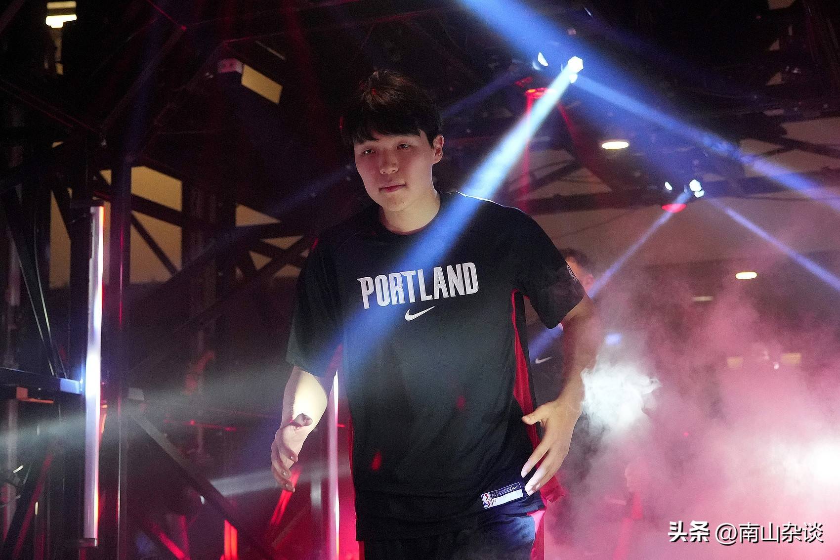 留洋球员最新消息，王俊杰公布择校结果，李月汝带爱犬参加媒体日