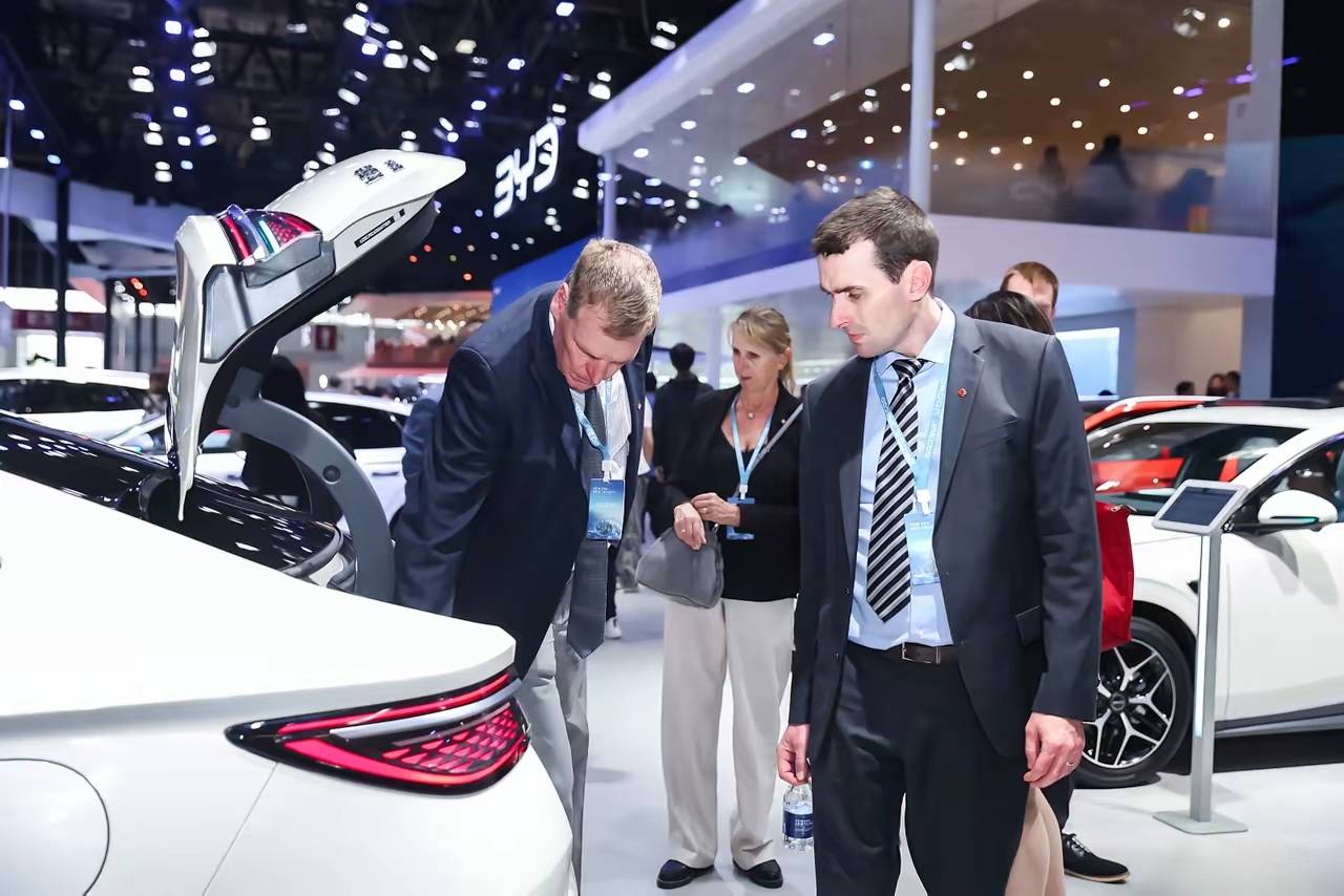 北京车展最大赢家诞生！比亚迪包场E3馆，老外疯狂打卡，雷军李想都来了