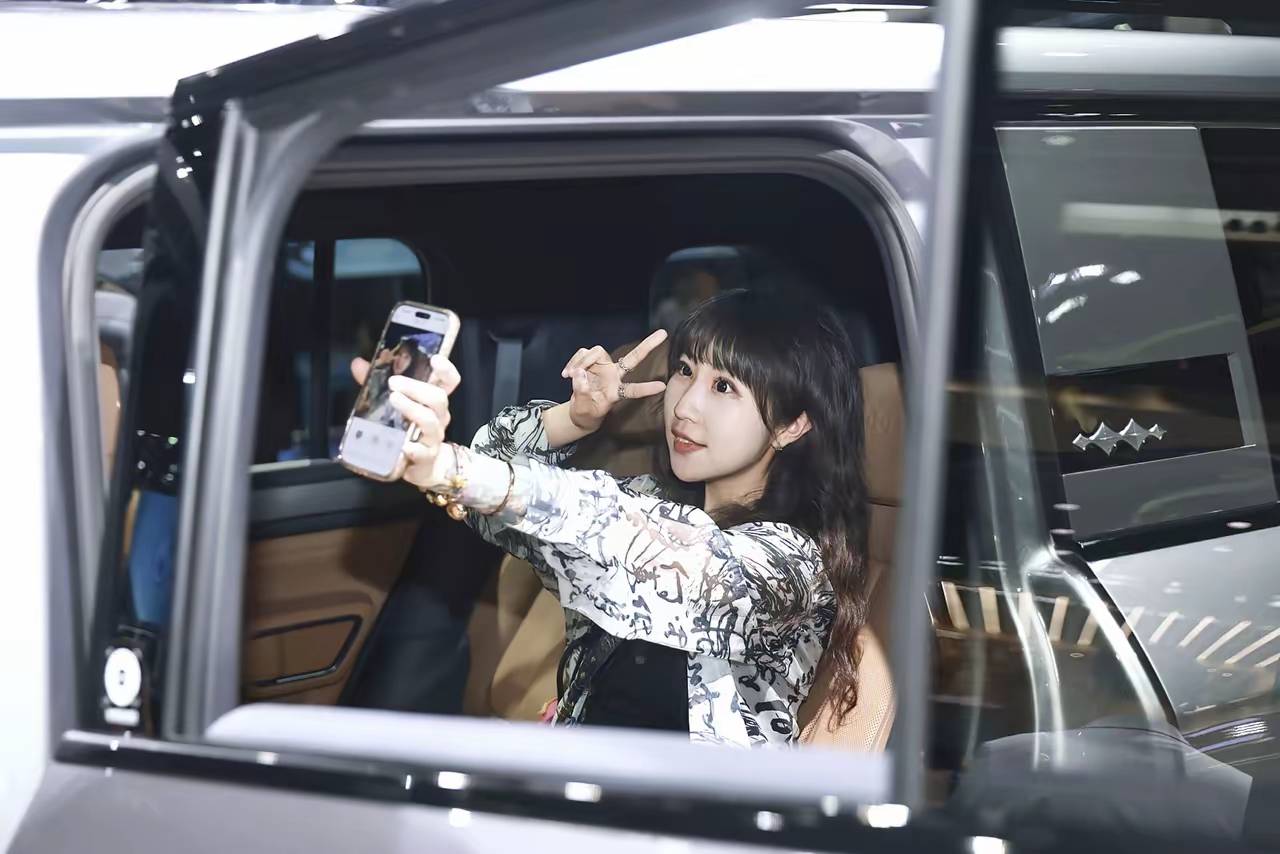 北京车展最大赢家诞生！比亚迪包场E3馆，老外疯狂打卡，雷军李想都来了