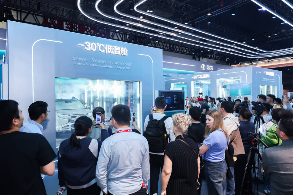 2026北京车展现场直击：比亚迪这次玩的有点大！把闪充站搬进了展馆！