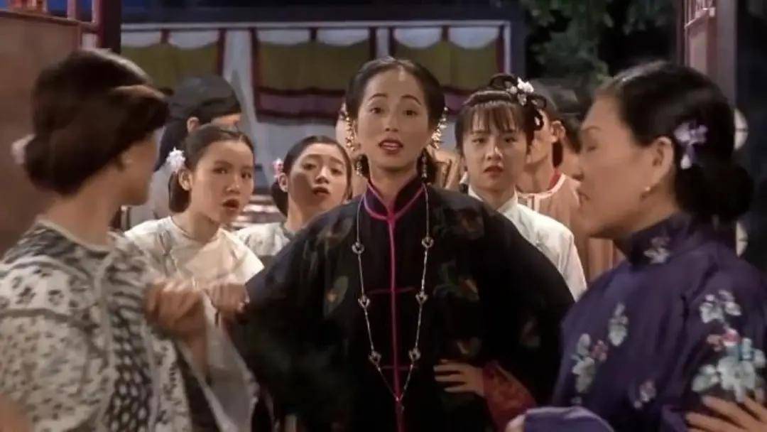 《九品芝麻官》中呢個「龜婆」扮装絕對係苑瓊丹代表作之一。（影片截圖）
