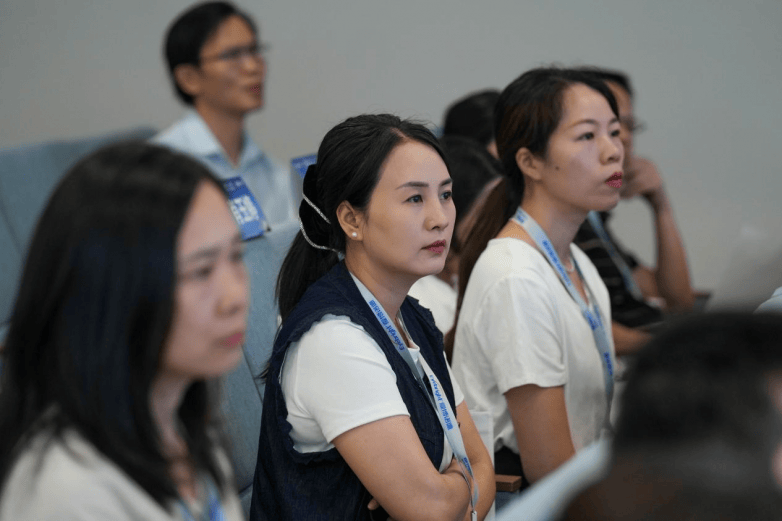 聚焦屈光新技术，来宾爱尔眼科两名专家获龙晶PR首批规范化培训认证(图2)