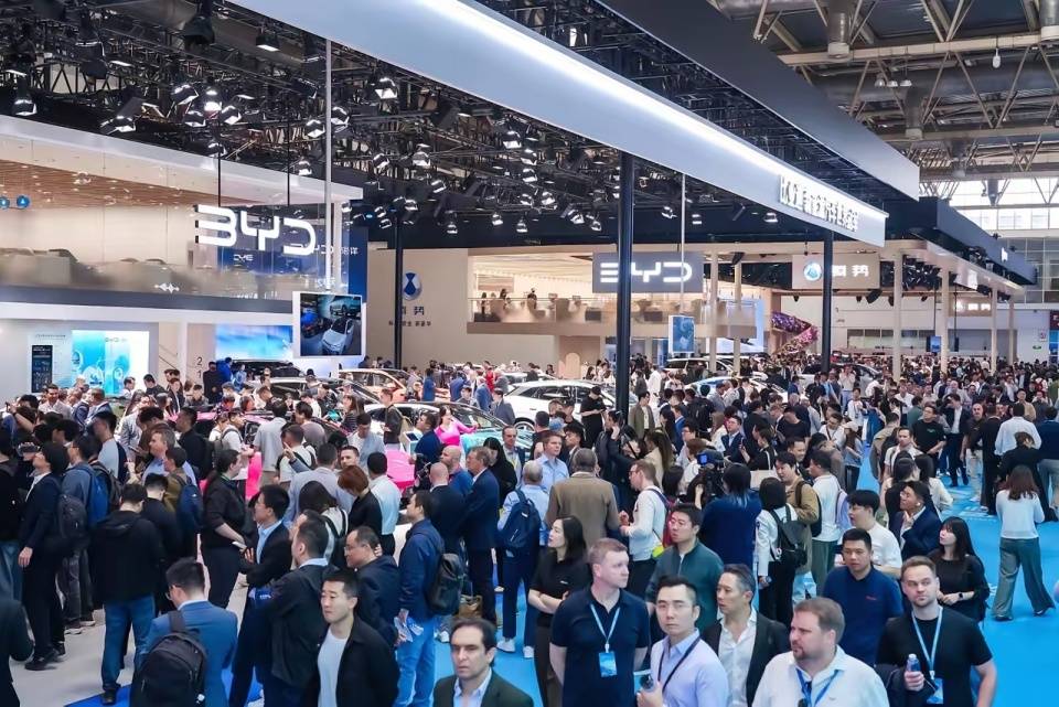 2026北京车展现场直击：比亚迪这次玩的有点大！把闪充站搬进了展馆！