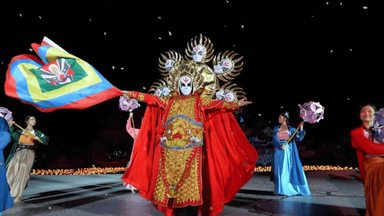 辰亦儒亚瑟王造型亮相厦门，厦门园博苑花灯乐园把“青春回忆”搬进五一夜色里(图8)