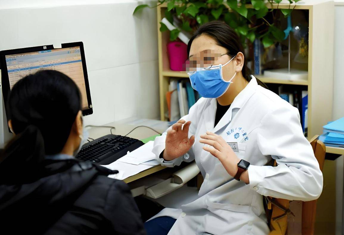 产检时B超里胖胎宝直吐舌头,老公直呼可爱！医生一句话让夫妻崩溃了