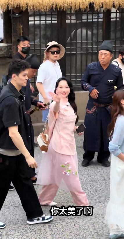明星线下“见光死”：伊能静脸垮暮气，金莎个矮，被张豆豆抢镜_明星线下“见光死”：伊能静脸垮暮气，金莎个矮，被张豆豆抢镜_