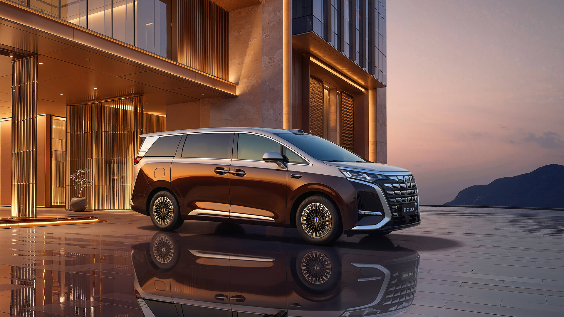 知名设计师万宝宝成首位车主！35.98万起续航800公里，这台国产MPV让埃尔法不香了！