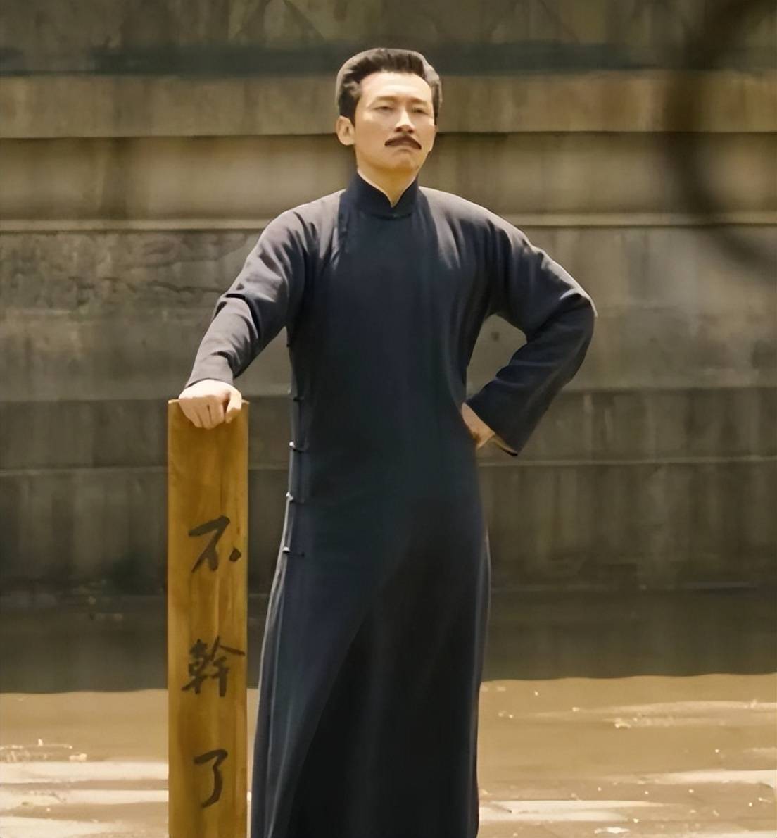 颜值出众深耕荧幕83部剧如今48岁演技在线却始终戏红人不红