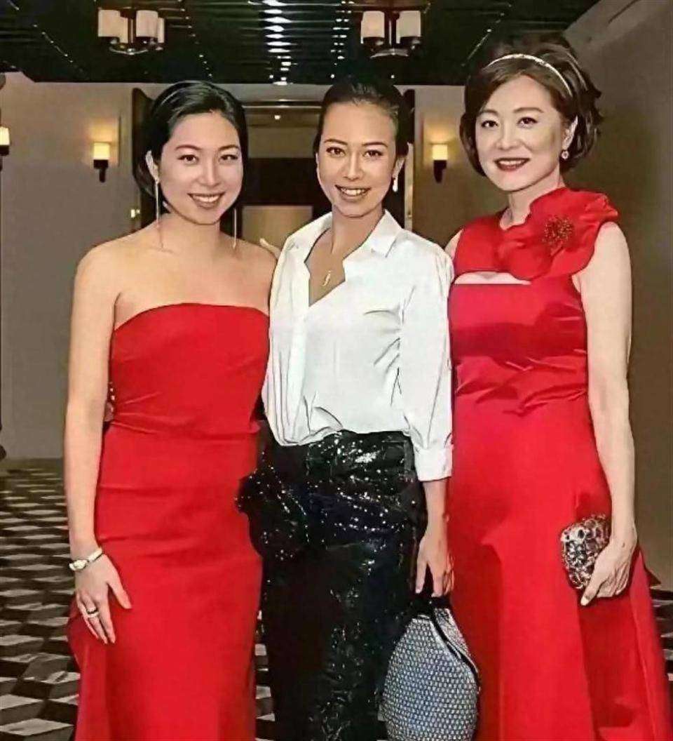 71岁林青霞带两女儿亮相！豪门千金月薪2万当社畜