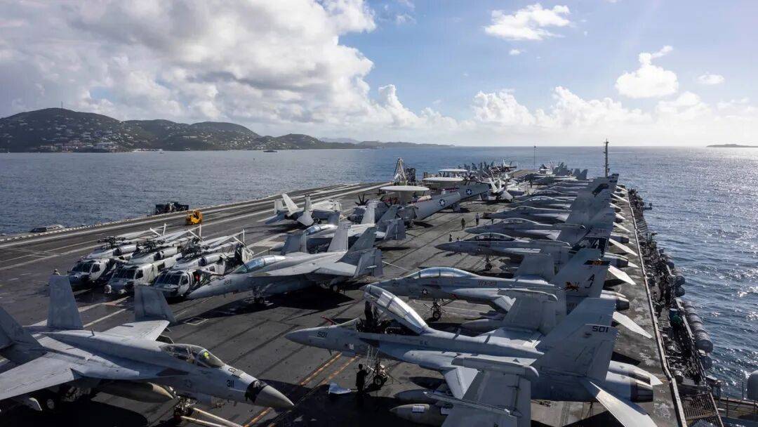 世界最大的航空母舰——福特级航空母舰“杰拉尔德·R·福特”号（CVN 78）于2025年12月6日离开美属维尔京群岛圣托马斯港。美军部署至加勒比海地区，以支持美国南方司令部的任务、战争部指挥的行动，以及总统打击非法毒品贩运和保护国土安全的优先事项。（美国海军照片）