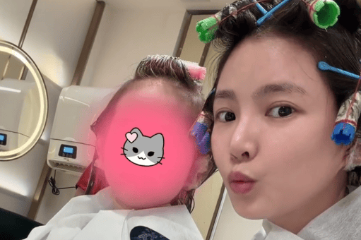 杜淳妻子王灿带女儿烫发引争议后诚恳回应