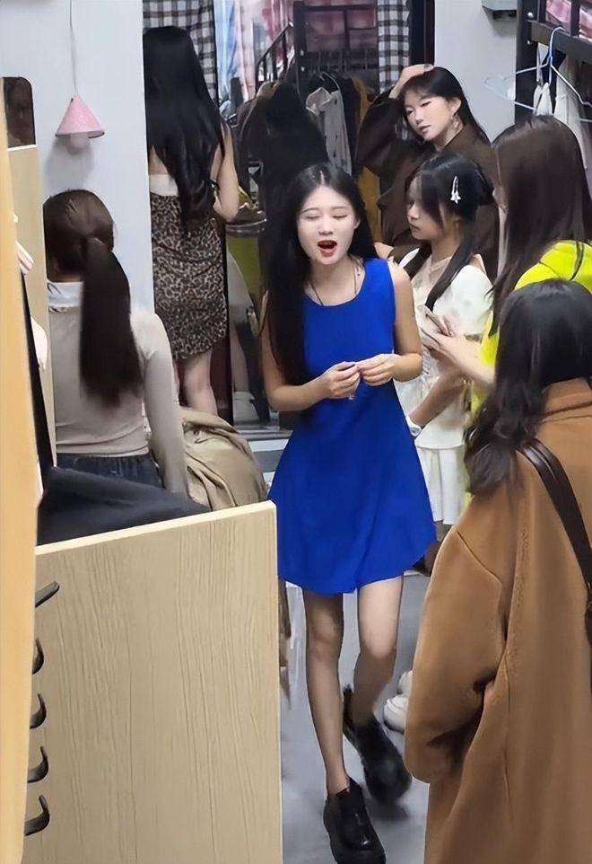 女大学寝室内穿“决胜”衣,被吐槽不像学生:风尘味太重