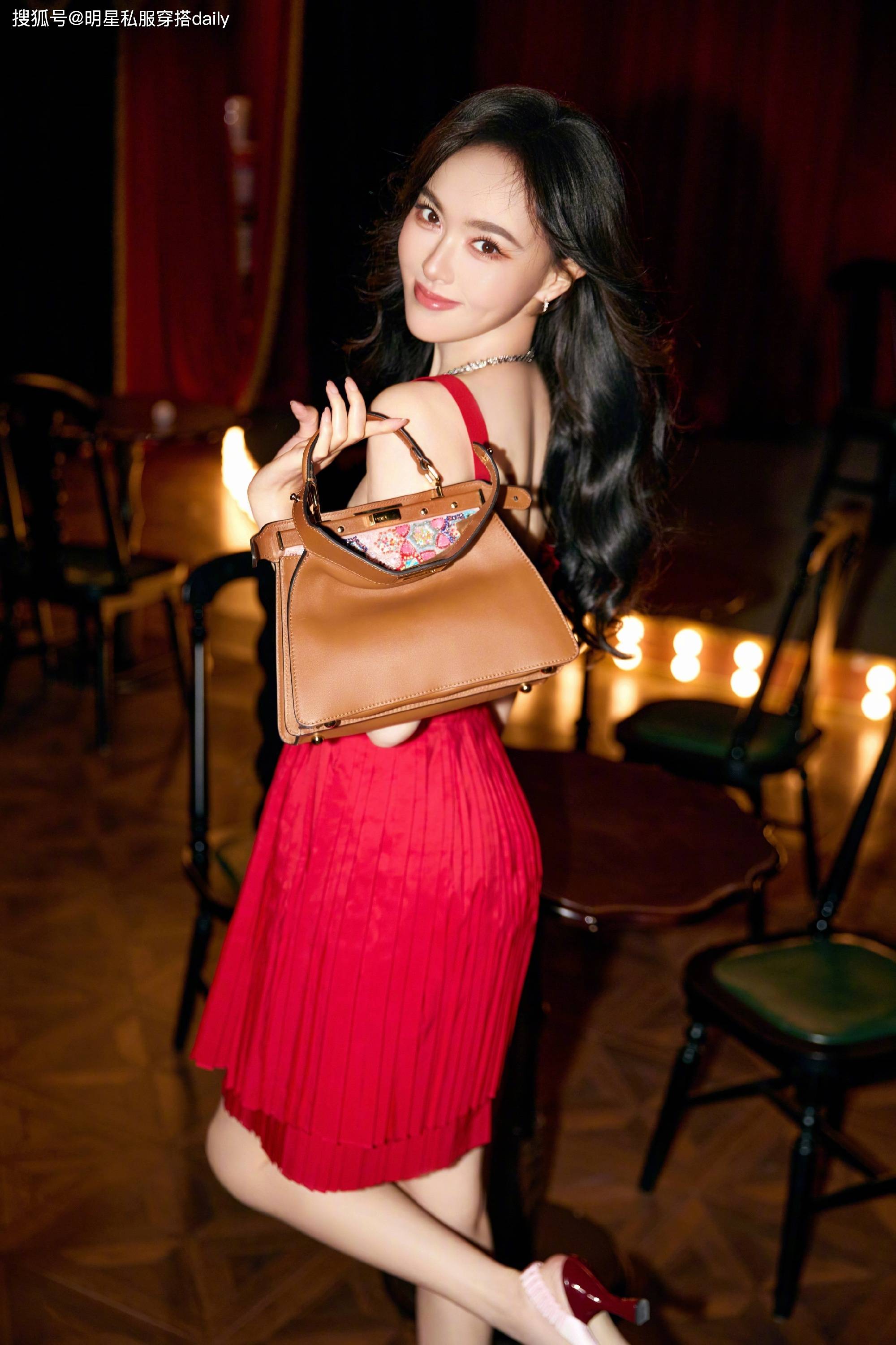 唐嫣不愧是顶级美貌一袭红裙搭港风大波浪宛如烈焰玫瑰