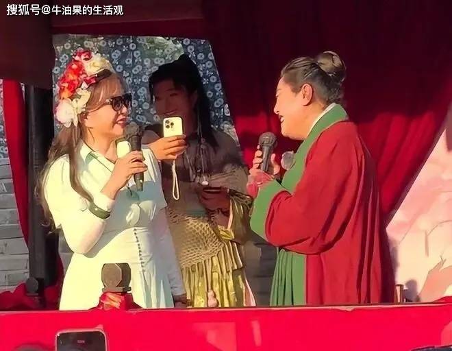 75岁刘晓庆被指耍大牌,现身万岁山,和王婆同台全程黑脸拒绝讲话