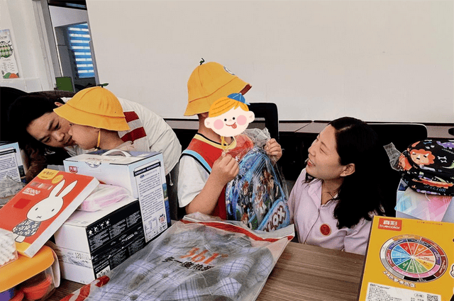 社会公益行，关爱进袁幼