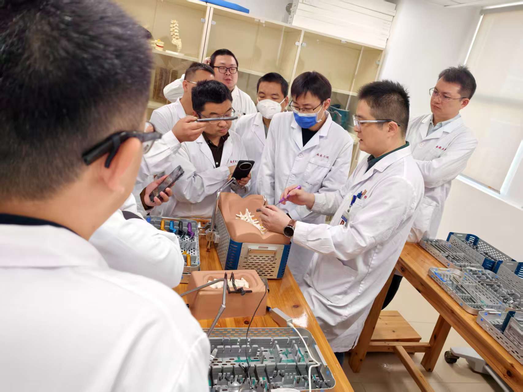 广州腰椎管狭窄诊疗新方案：微创技术专科门诊深度解析