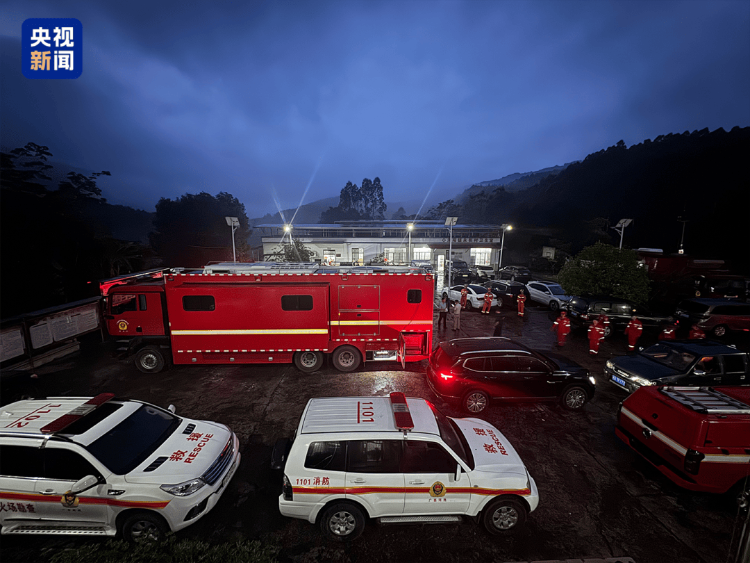 廣西環江一皮卡車墜河已致1死9失聯 細節公布海報