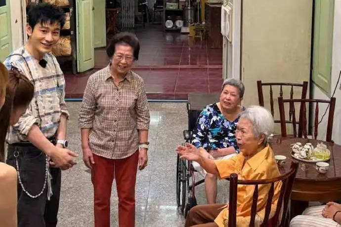 黄晓明昆凌等明星清迈偶遇 携手为潮汕阿嬷烹制家乡美食