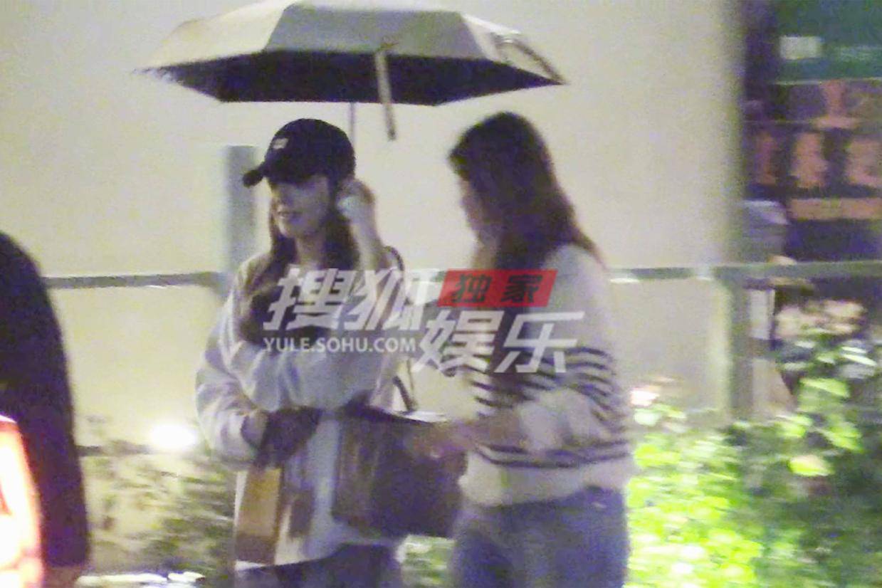 张佳宁与好友聚会欢乐多 王凯不舍离场多次道别