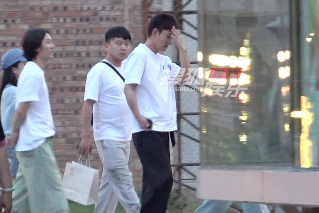 贾乃亮携同事聚餐 餐后漫步尽显愉悦团队氛围佳