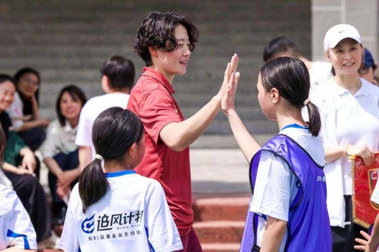 女足前队长退役后当教练，如今37岁临危受命，暂时接管U20女足