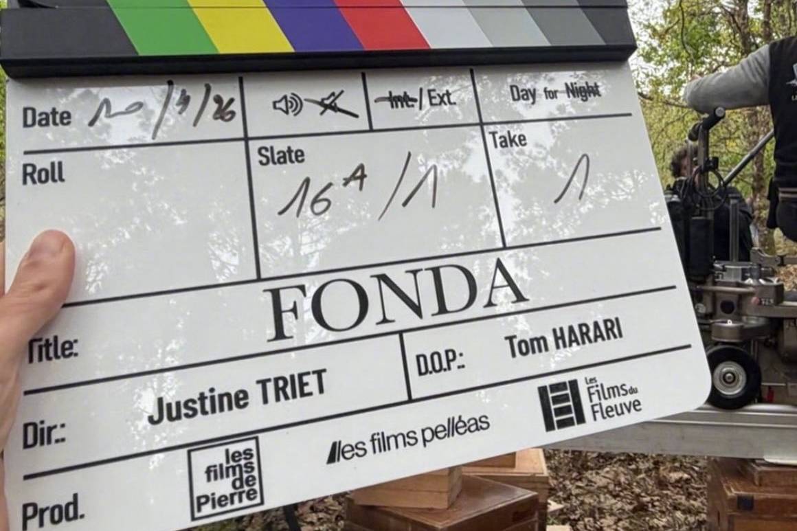《坠落的审判》导演心理惊悚新片《Fonda》曝片场照 米娅·高斯主演探讨心智变幻界限