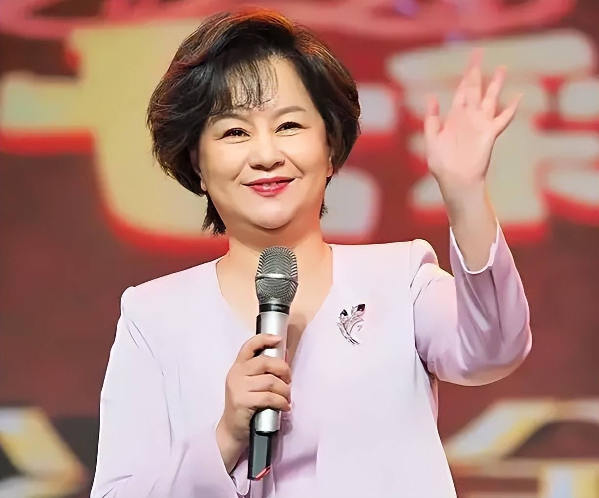 原创            鞠萍姐姐正式退休！中专学历特批进央视，44岁再婚送儿子英国留学