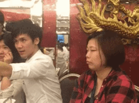 “姑娘穿裙子的时千万不要站在强光下,旁边的大爷都看傻了”哈哈