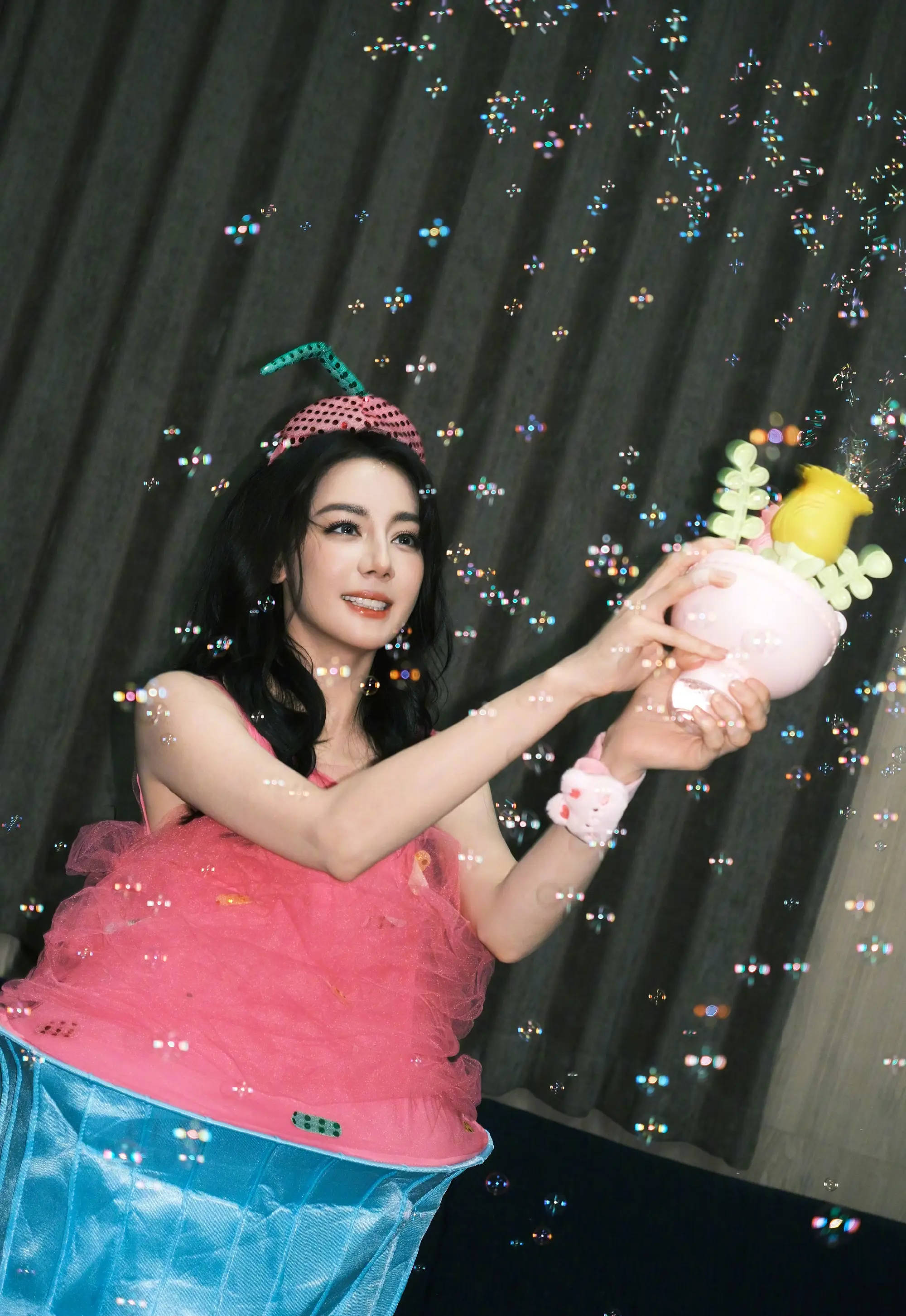 迪丽热巴晒儿童节营业美照！秒变“限定款小蛋糕”童趣十足