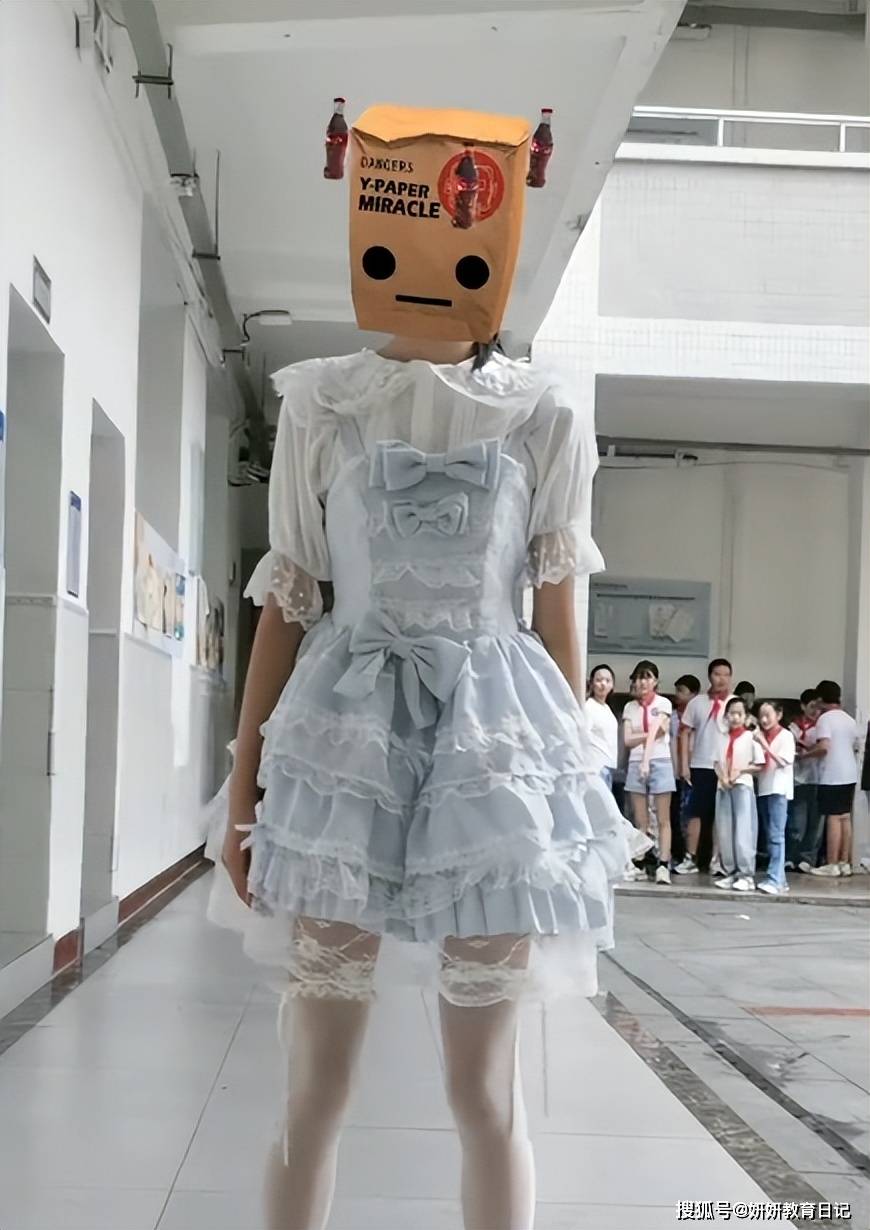 “在学校做这种事不尴尬吗”,女生穿洛丽塔跳舞,意外成了显眼包