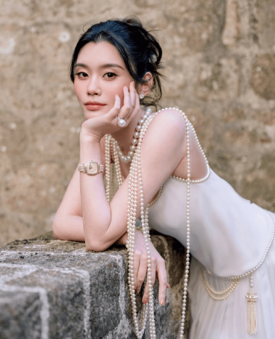 奚梦瑶晒婚礼晚宴美照 佩戴婆婆珍藏项链尽显贵气