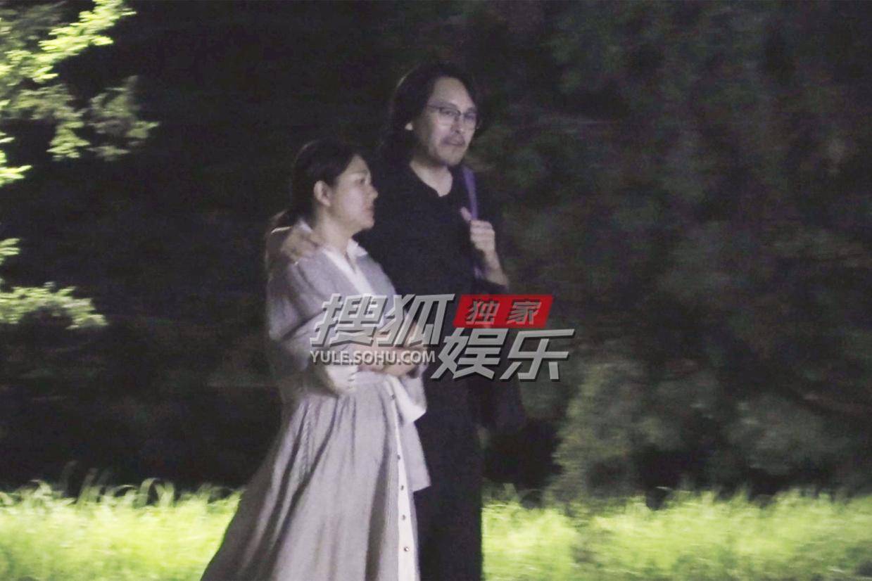 杨天真与型男公园亲密漫步 搂腰搭肩尽显好关系