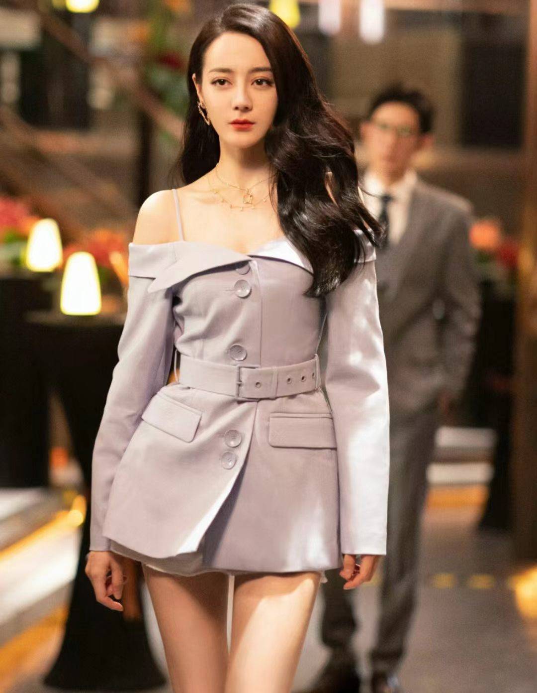 别再说奚梦瑶高攀、迪丽热巴逆袭!两位女星的爸爸才是隐藏大佬:底气全是原生家庭给的