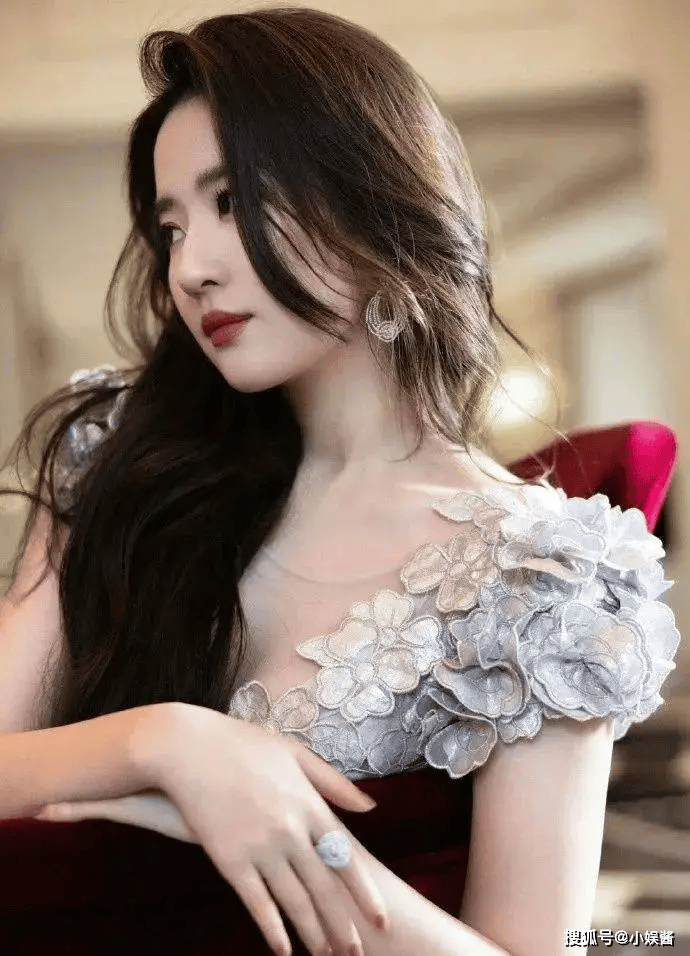 刘亦菲早年跟小姨合影,无美颜滤镜的年代,小姨竟比妈妈还漂亮!