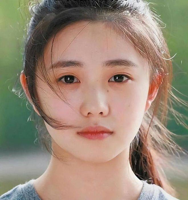 女演员千万别整容，26 岁刘浩存33岁杨紫对比，就明白张艺谋没说