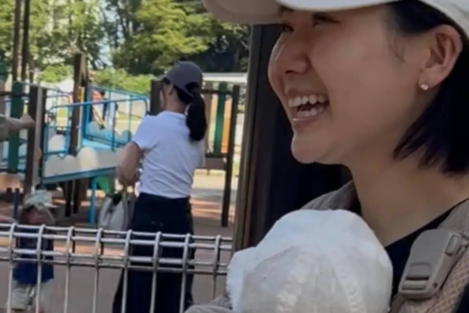 福原爱抱娃逛公园被偶遇！三胎宝宝近照曝光，肉乎乎的超可爱