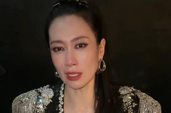 温峥嵘《乘风2026》上台前摔倒了，本人发视频道歉：气自己不争气，又拖大家后腿了，我可能不适合这个节目