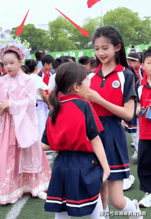 “盛装不及她穿校服！”小学黑长直女生颜值走红，男同学的眼神说明一切