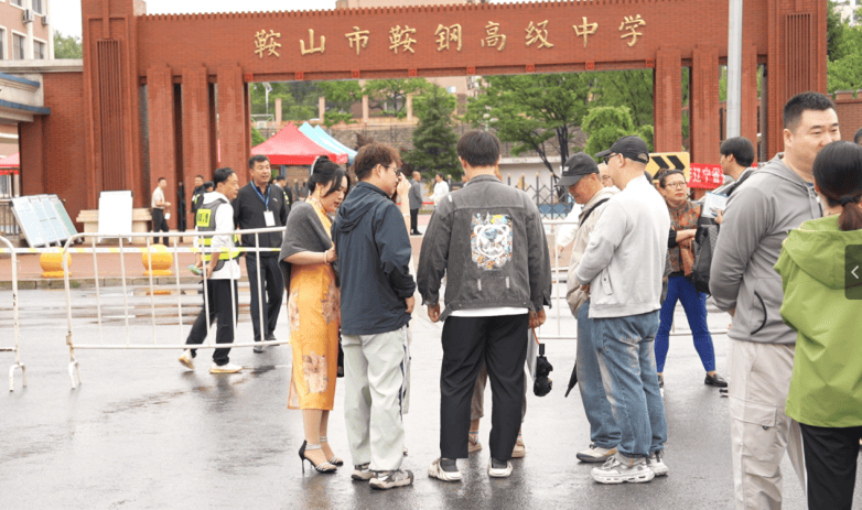 高考日温情满钢城|鞍山爱尔眼科暖心护航,守护学子逐梦赶考路(图2) 高考日温情满钢城|鞍山爱尔眼科暖心护航,守护学子逐梦赶考路(图2)