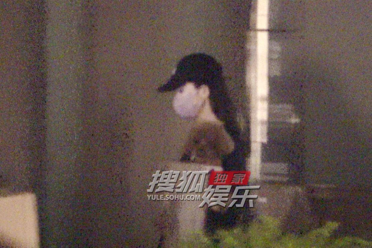 古力娜扎深夜收工照曝光 怀抱萌犬尽显温柔本色