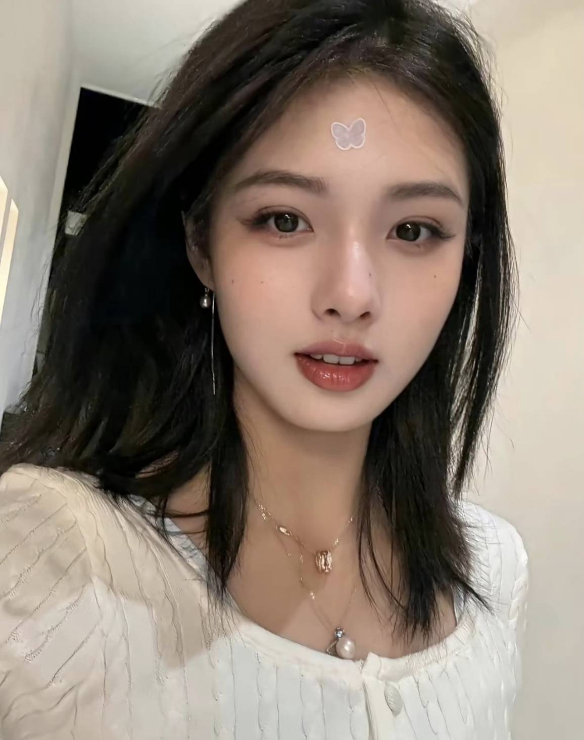 艾米高考拒绝签名被吐槽：明星架子大还是考生太“上头”？