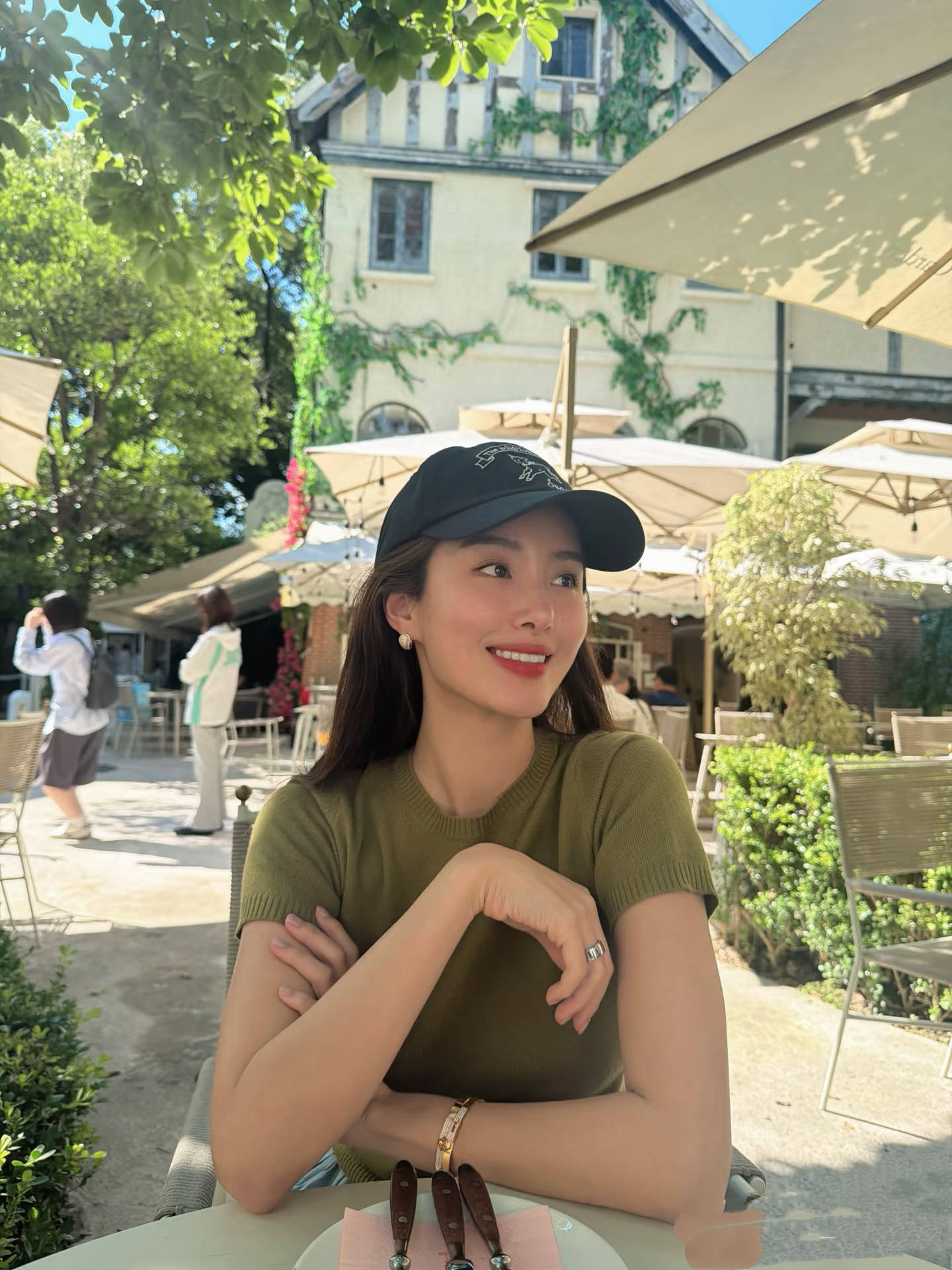 杨采钰当妈后首次杀青晒美照,四肢纤细小腿有纹身,无名指婚戒抢镜。