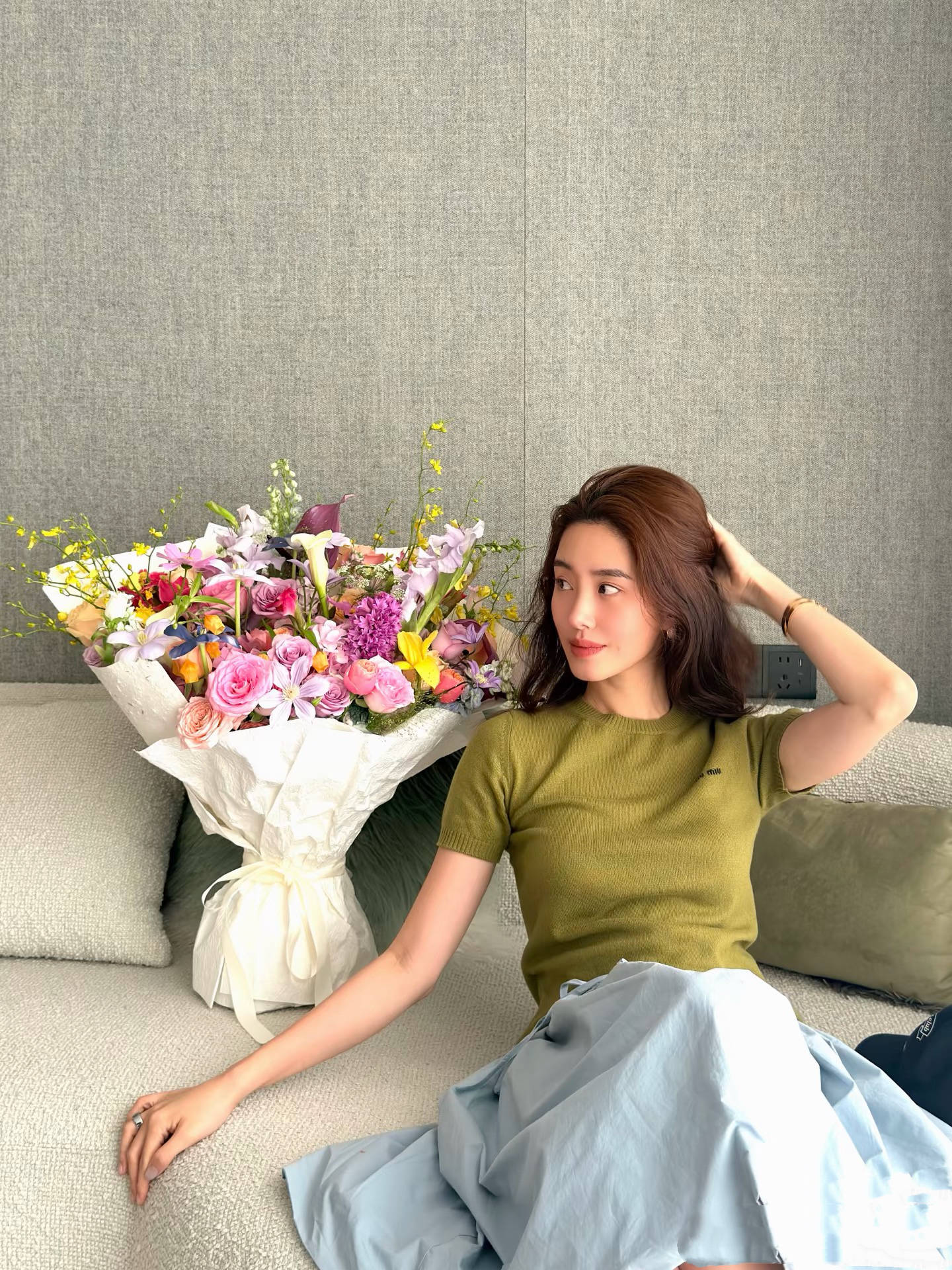 杨采钰当妈后首次杀青晒美照,四肢纤细小腿有纹身,无名指婚戒抢镜。