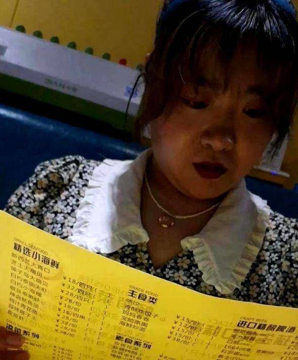 30岁男子网恋,见面发现是43岁的大妈:我不嫌你穷,你也别嫌我老