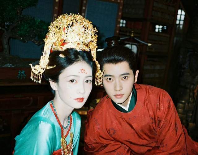 蒙淇淇开撕白鹿，莫离编剧团队打假蒙淇淇，于正说压根没参与剧本封面图